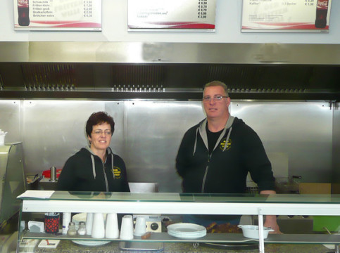 Unsere Imbisskarte: Immer köstlich und schnell   Von der Currywurst bis zur Frikadelle mit Kartoffelsalat. Wir servieren all die Klassiker, die das Herz begehrt - und natürlich noch mehr.  Weitere Highlights ﻿sind unsere Schnitzel- und Gyrosgerichte. "Auc